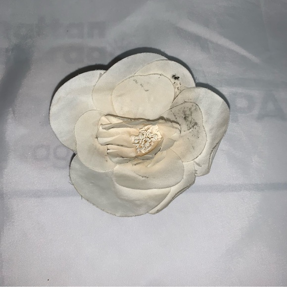 CHANEL hand wrapped white silk CAMELIA BLOSSEM pin back BROOCH - Picture 2 of 8